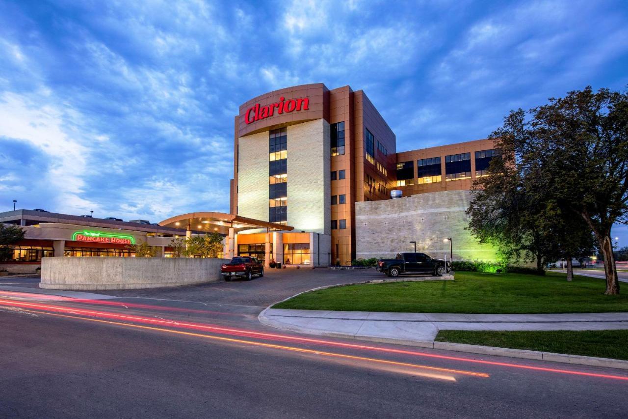 Clarion Hotel & Suites Winnipeg Extérieur photo
